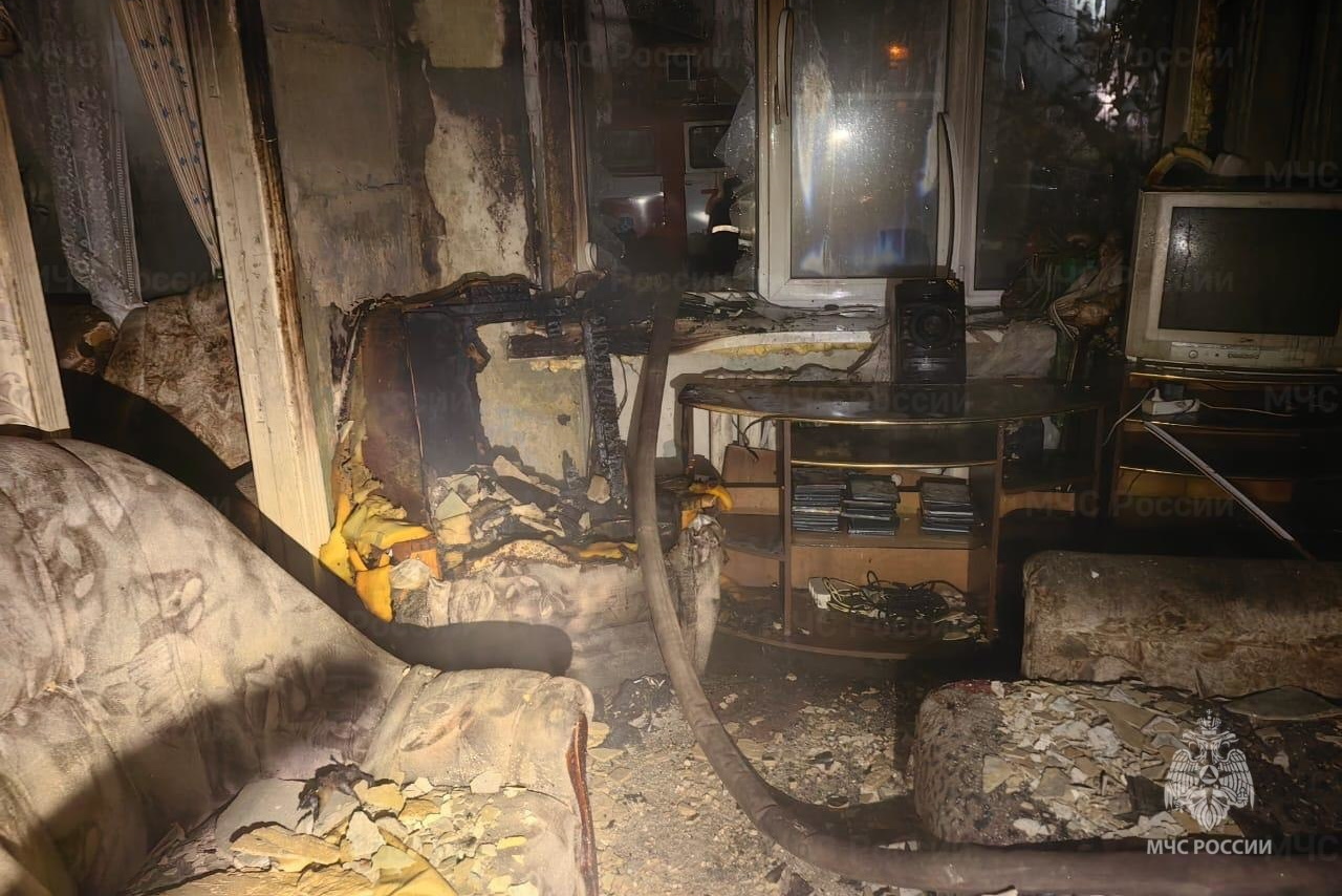 ﻿Два человека попали в больницу после пожара в жилой многоэтажке в Донском