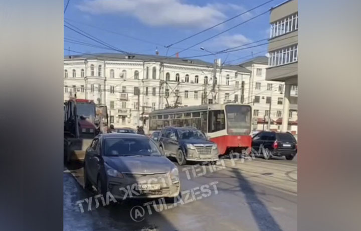 Трамваи встали на улице Оборонной в Туле из-за ДТП