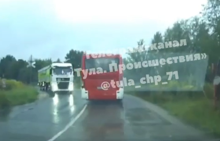 На Хомяковском шоссе в Туле водитель автобуса пересек сплошную линию и чуть не врезался в фуру