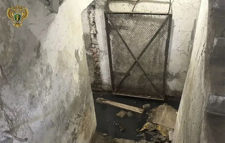 Жильцы дома в Узловой пожаловались на затопленный подвал