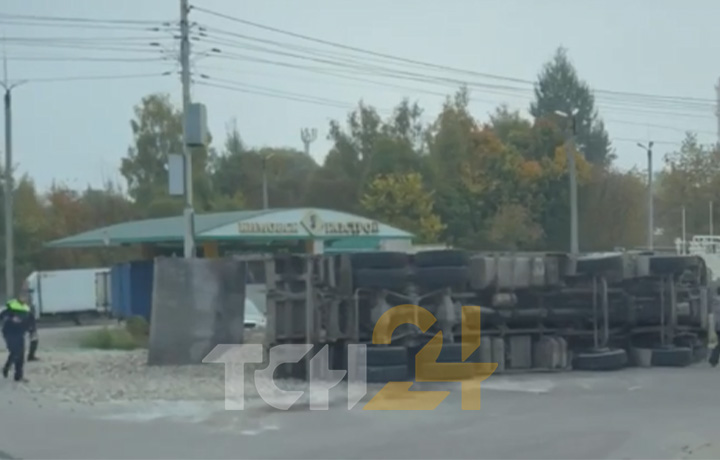 Грузовик со щебнем перевернулся на улице Рязанской в Туле