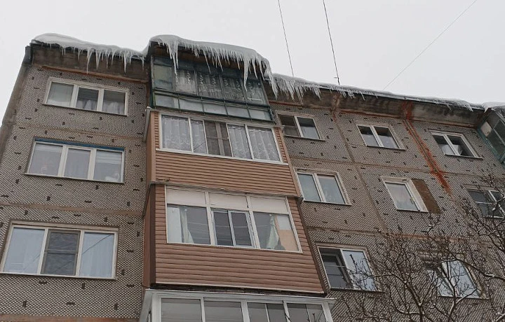 В Новомосковске 14 УК не убирали снег на крышах и во дворах 56 домов