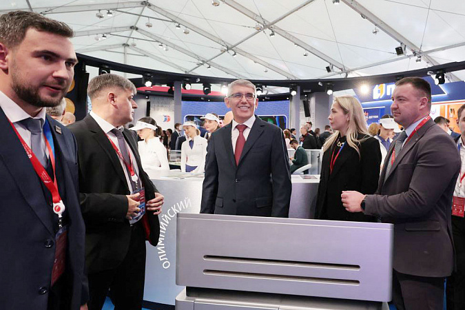 Тульский губернатор представил Дмитрию Чернышенко выставочную экспозицию о работе комиссии Госсовета по спорту