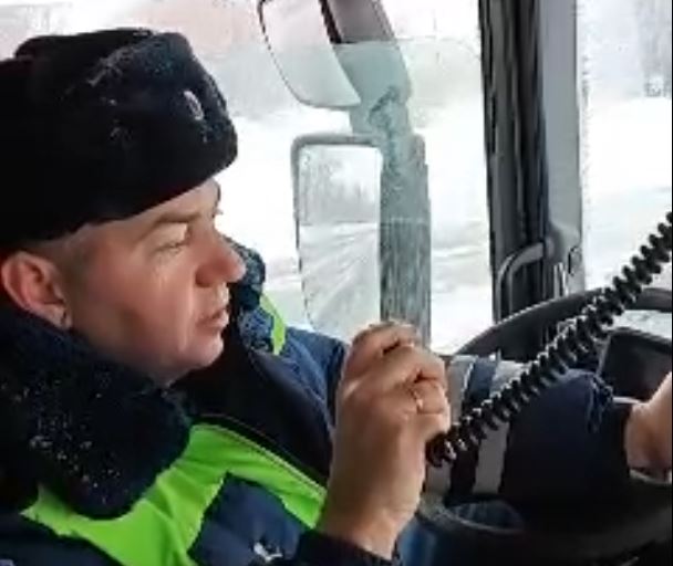 Тульские сотрудники Госавтоинспекции призвали дальнобойщиков остановиться до окончания снегопада