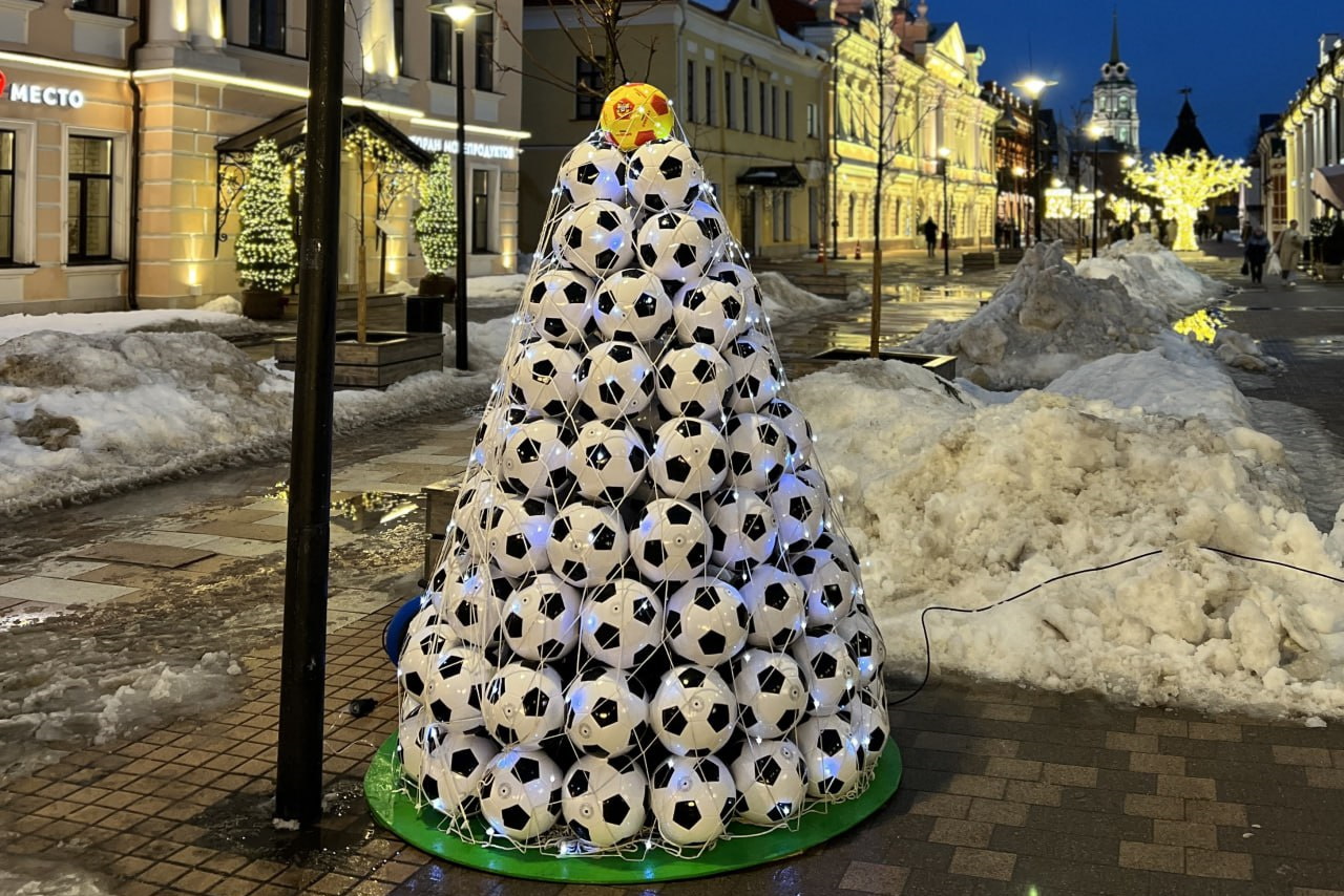 В центре Тулы появилась футбольная новогодняя елка