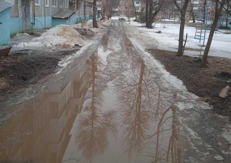 Жители Новомосковска пожаловались на лужи на улице Школьной