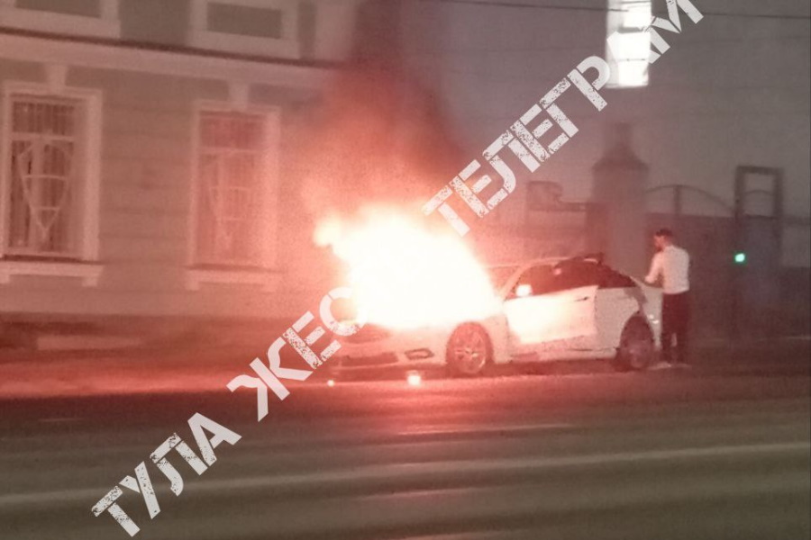 ﻿В Туле загорелась машина на проспекте Ленина