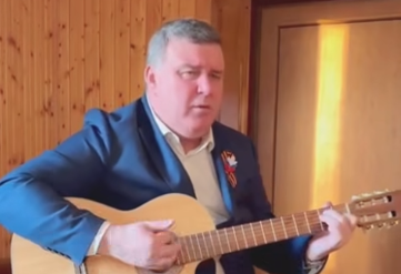 Глава администрации Тулы поздравил горожан с Днём Победы песней под гитару