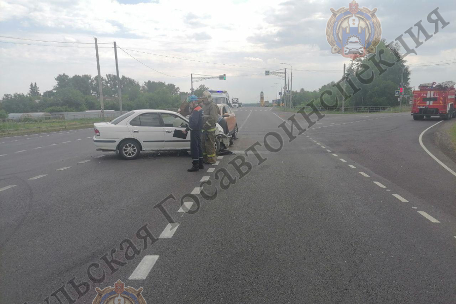 На трассе М-2 "Крым" в Щекинском районе столкнулись машины Lada XRAY и Nissan Sunny