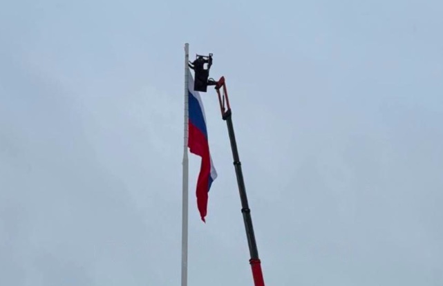 В центре Тулы приспустили государственный флаг