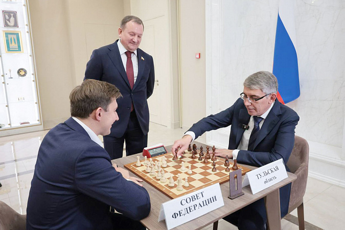 Губернатор Миляев сыграл в шахматы с гроссмейстером Сергеем Карякиным