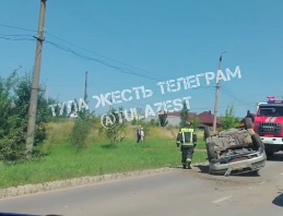 В Щекино перевернулся автомобиль: на месте работают экстренные службы