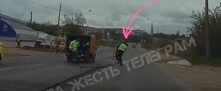 В Туле горячий битум из шланга попал рабочему в лицо