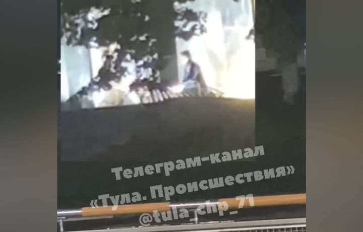 В Туле вандал ломал решетки Вечного огня на Трех Штыках