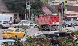 В Туле на улице Болдина самосвал снес легковушку