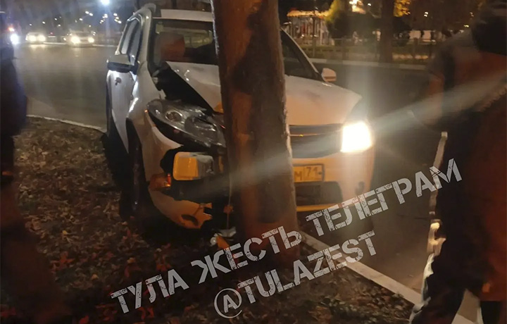 На Кирова в Туле водитель врезался в дерево и ушел с места ДТП