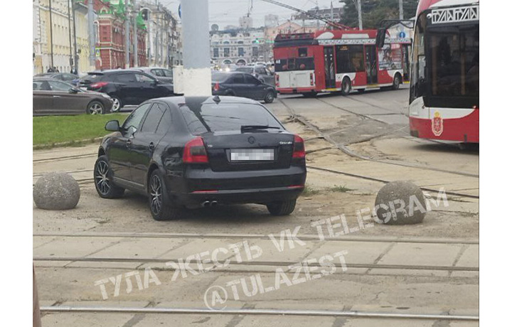 Трамваи не могут проехать из-за брошенной машины на улице Мосина в Туле