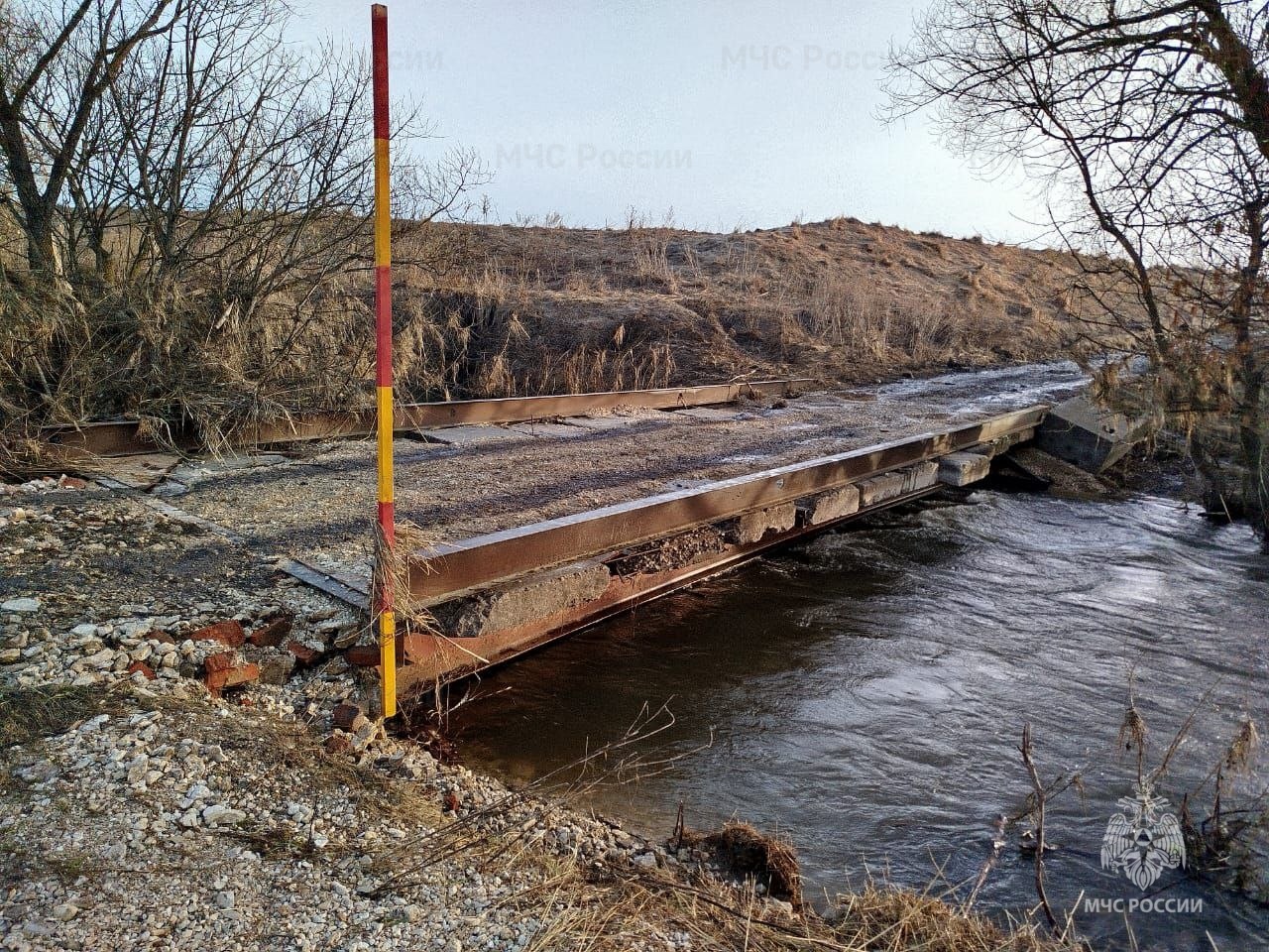 В Кимовском районе от воды освободился мост в деревне Устье