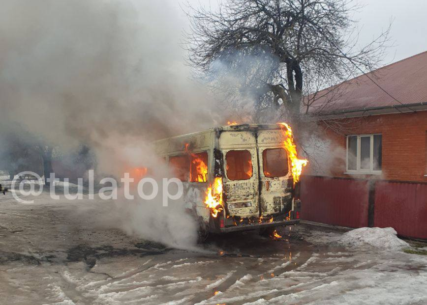 Утром 17 марта в Туле на улице Копровой сгорел микроавтобус Peugeot ...
