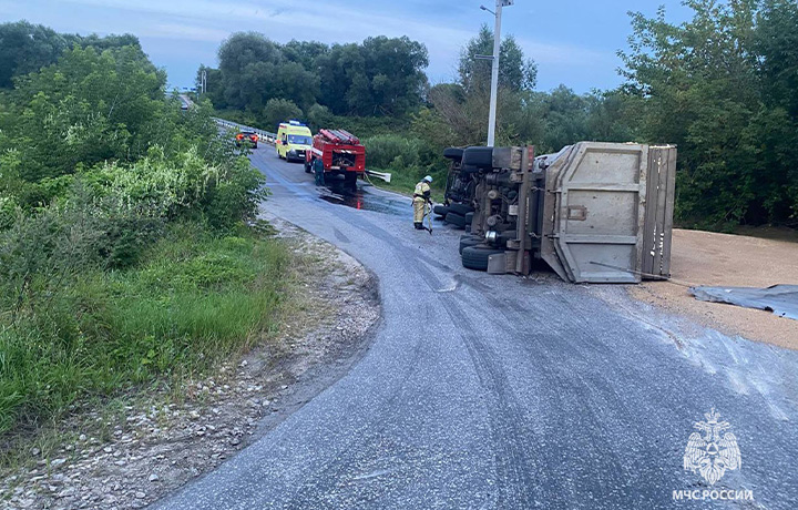 За сутки тульские спасатели потушили два пожара и пять раз выезжали на ДТП
