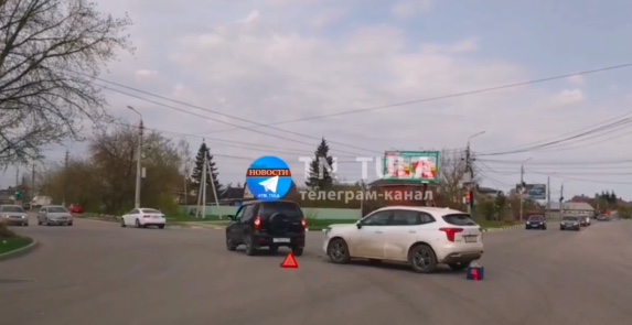 На Одоевском шоссе в Туле столкнулись два внедорожника