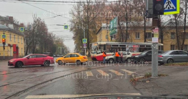 В Туле из-за ДТП встали трамваи