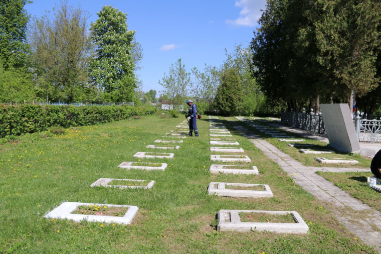 В Туле на Спасском кладбище убрали территорию ко Дню Победы