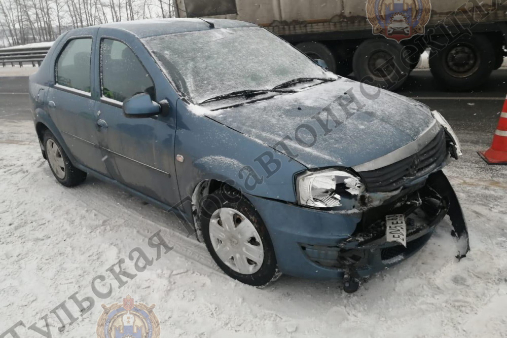 На трассе М-4 &quot;Дон&quot; в Тульской области Renault Logan врезался в ограждение