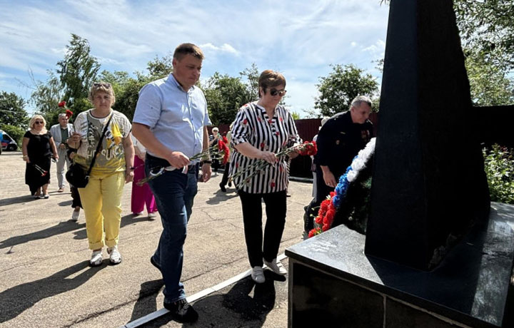 В Туле в преддверии Дня памяти и скорби возложили цветы к мемориалам