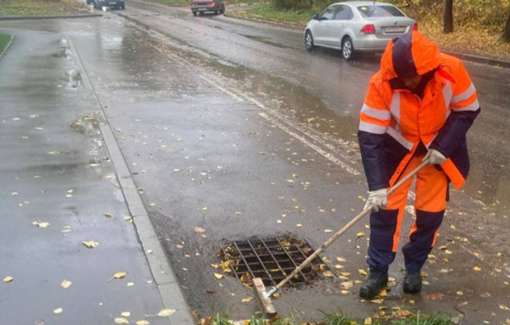Коммунальные службы прочищают ливневки на улицах Тулы