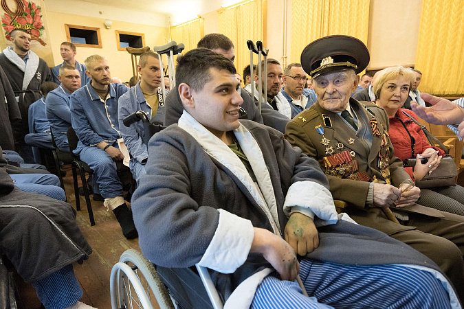 Представители тульского правительства навестили участников СВО в военных госпиталях
