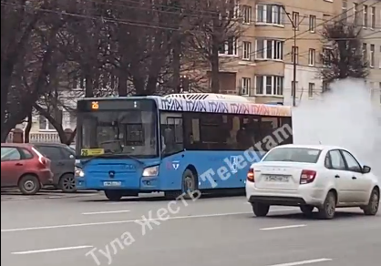 На проспекте Ленина в Туле заметили дымящийся автобус