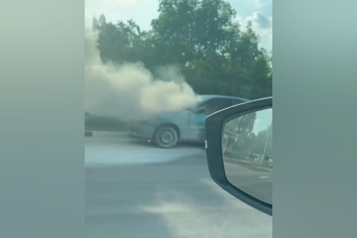 На Щекинском шоссе в Туле сгорела легковушка