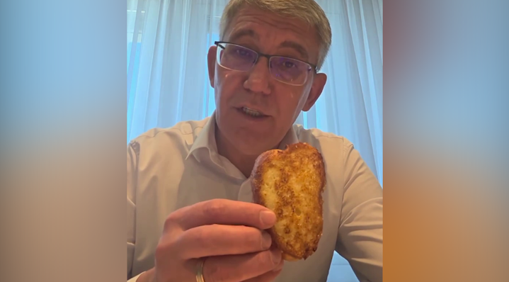 Губернатор Дмитрий Миляев вспомнил вкус маминых гренок из детства