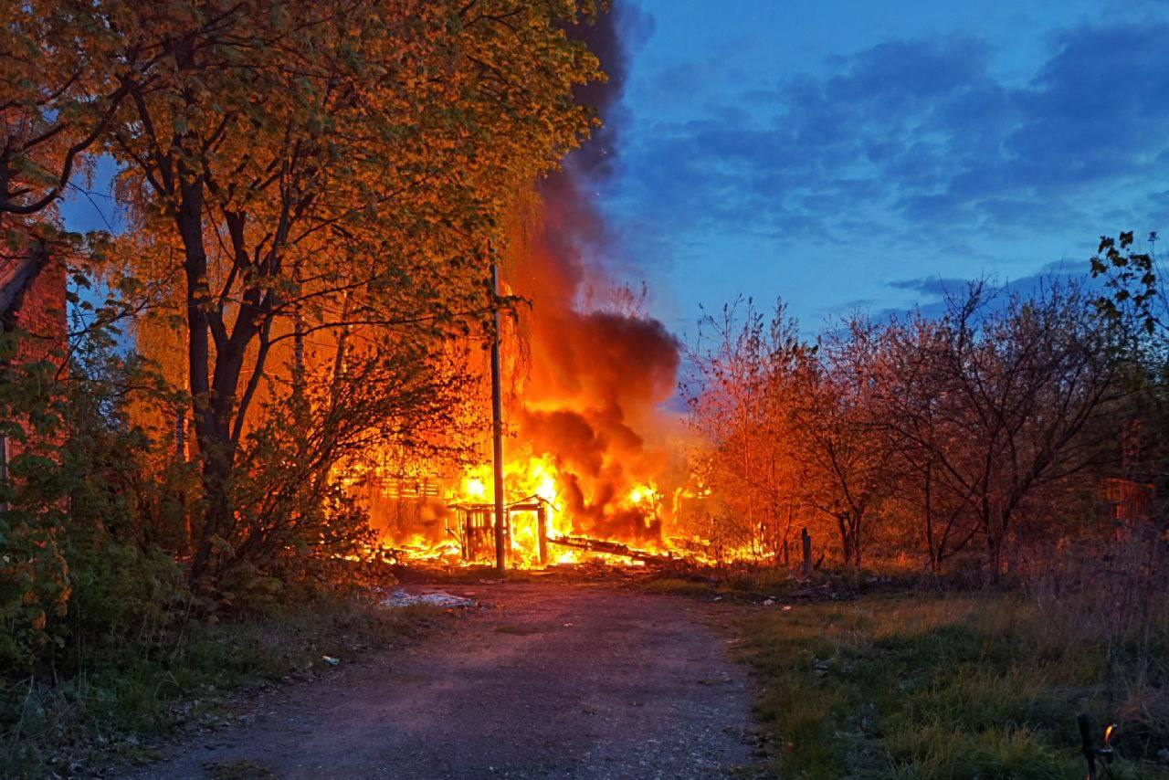 ﻿В Новомосковске ночью загорелись заброшенные сараи