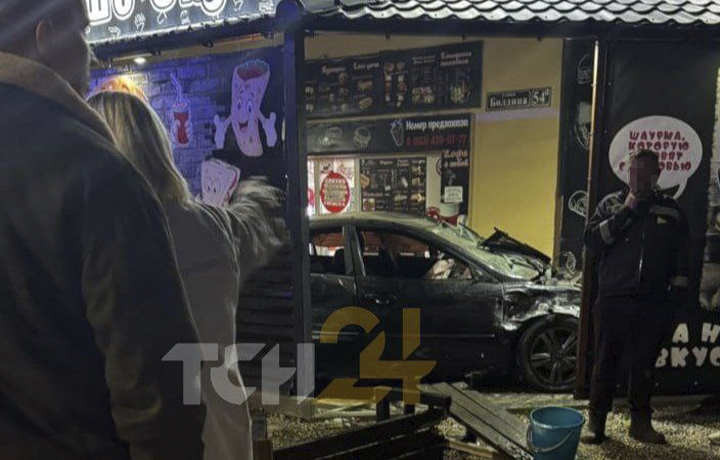 В Щекине машина влетела в здание кафе на улице Болдина