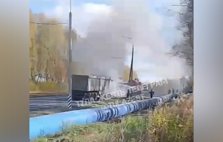 В Туле на Веневском шоссе загорелась фура