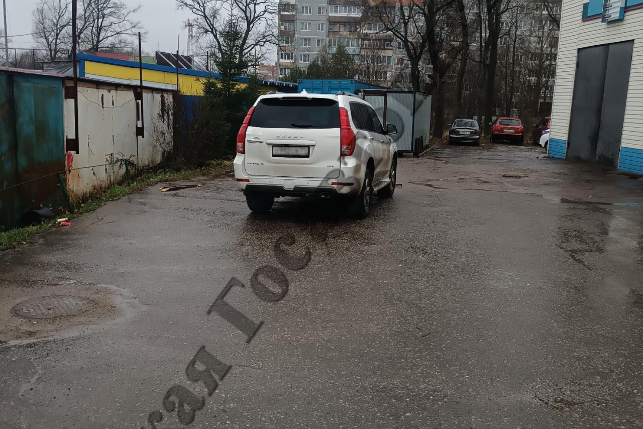 В одном из дворов на улице Болотова в Алексине сбили женщину