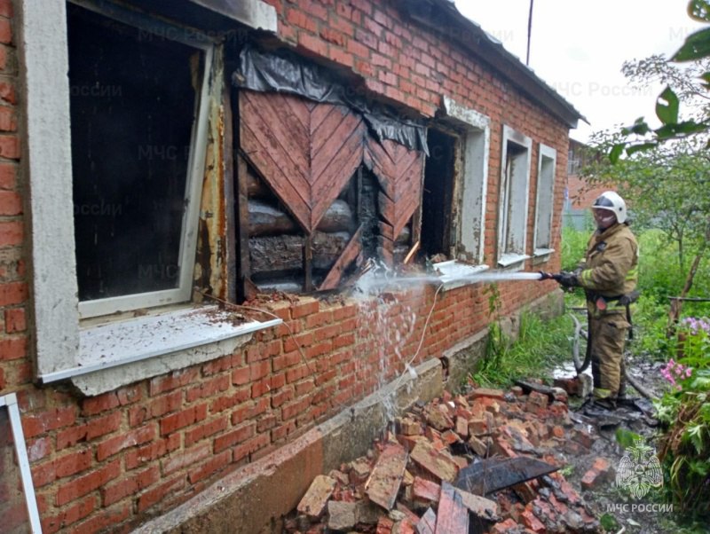 В поселке Приупский Тульской области при пожаре в жило доме пострадал человек