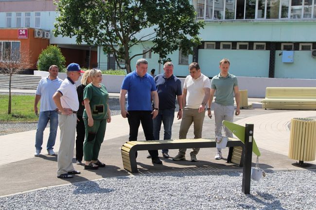 Илья Беспалов проверил благоустройство Молодежного бульвара