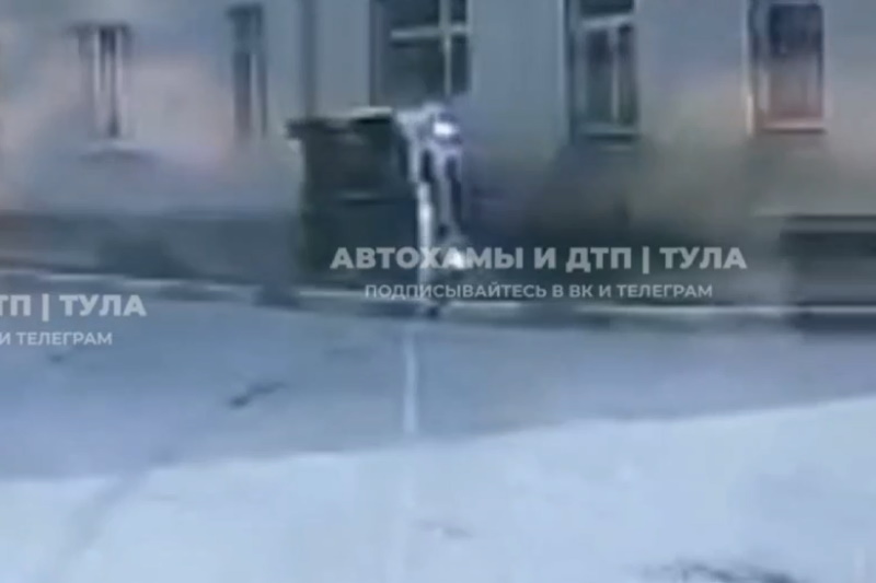 Момент ДТП с вылетом в дом на улице Михеева в Туле попал на видео