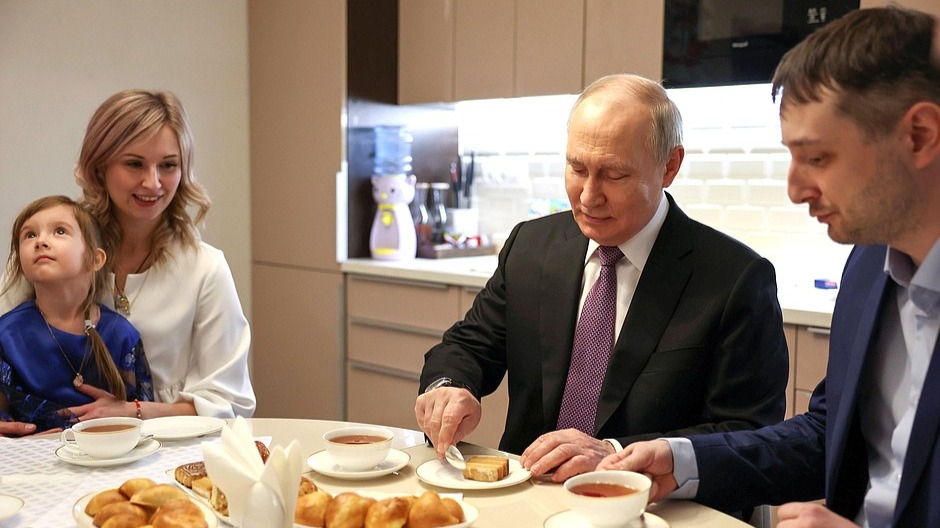 &quot;Подарила зайчика на победу&quot;: Владимир Путин посетил семью тульских медиков