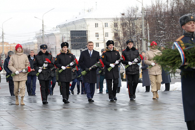 Алексей Дюмин возложил цветы к Вечному огню на площади Победы в Туле