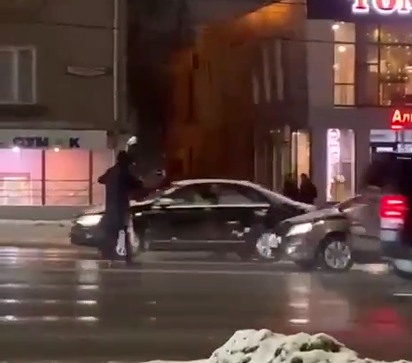 Туляки заметили на проспекте Ленина мужчину, который бросается под автомобили