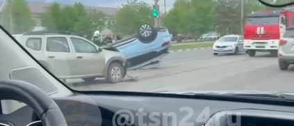 На Демидовской плотине в Туле перевернулась иномарка