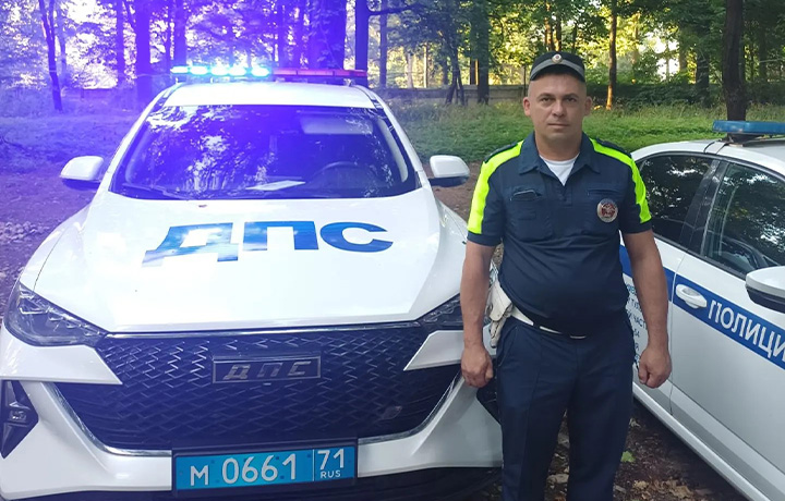 Инспектор ДПС помог женщине, которой стало плохо на дороге в Туле