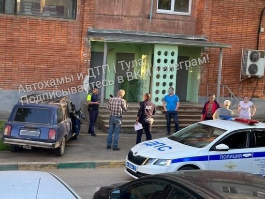 В Туле «ВАЗ» врезался в многоэтажку на улице Пузакова