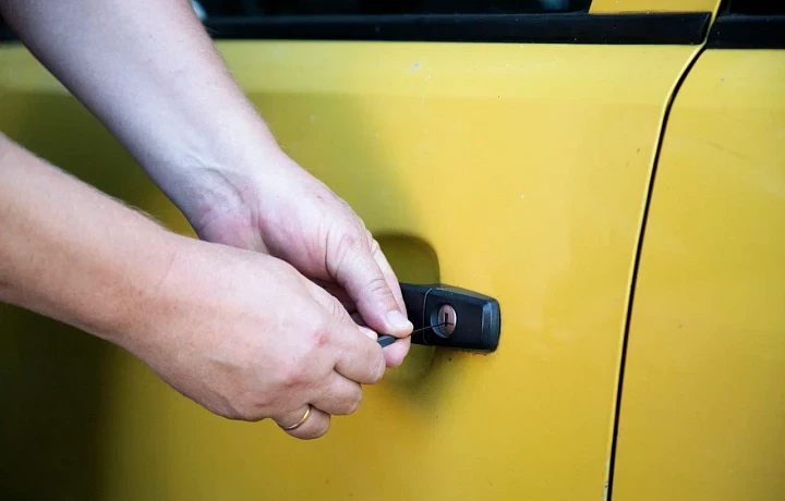 Инспекторами ДПС в Новомосковске задержан угонщик автомобиля Chrysel