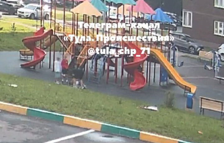 Мужчина напал на подростка на детской площадке в Туле: полиция начала проверку