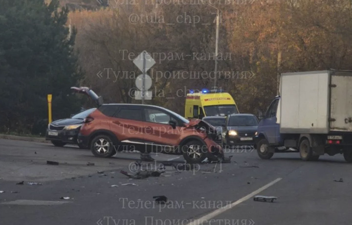 ДТП произошло на перекрестке улиц Чмутова и Тихмянова в Туле
